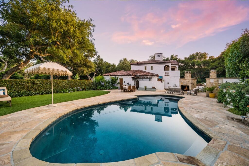 alberca cerca de la casa